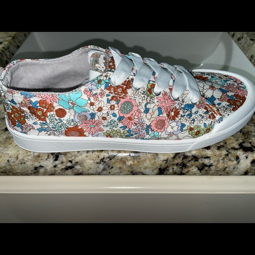 Sugar NWOT Sugar Festival flower shoe 7.5